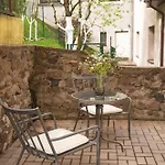 Compact And Comfy On The Greenhill *