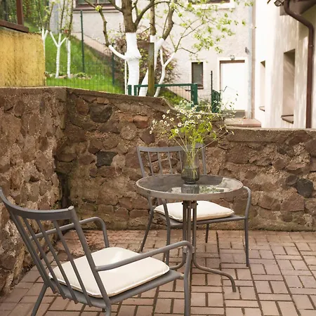 Compact And Comfy On The Greenhill *