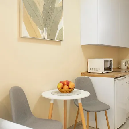 Compact And Comfy On The Greenhill Apartment *