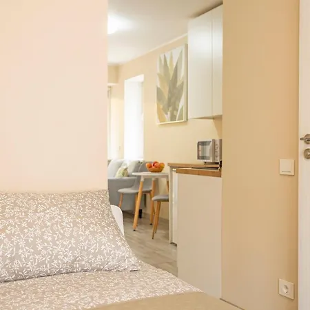 Compact And Comfy On The Greenhill Apartment *